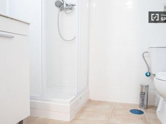 Se alquila habitación en piso compartido de 3 habitaciones en Almendrales apta para profesionales o