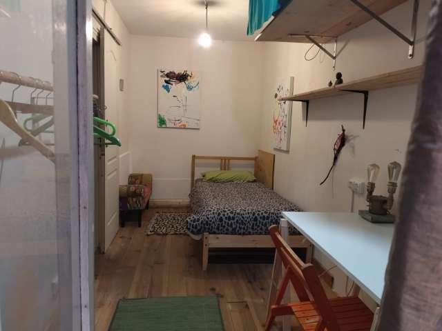 Se alquila habitación en piso compartido de 3 habitaciones en Barcelona