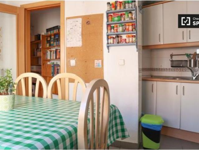 Se alquila habitación en piso compartido de 3 habitaciones en Bellas Vistas, gastos incluidos