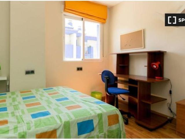Se alquila habitación en piso compartido de 3 habitaciones en Cartuja