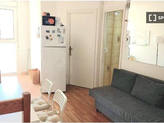 Se alquila habitación en piso compartido de 3 habitaciones en El Carmel, todos los gastos incluidos