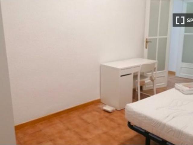 Se alquila habitación en piso compartido de 3 habitaciones en El Poble Sec, gastos incluidos