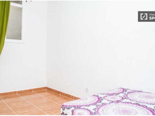 Se alquila habitación en piso compartido de 3 habitaciones en El Raval. Ideal para profesionales y e