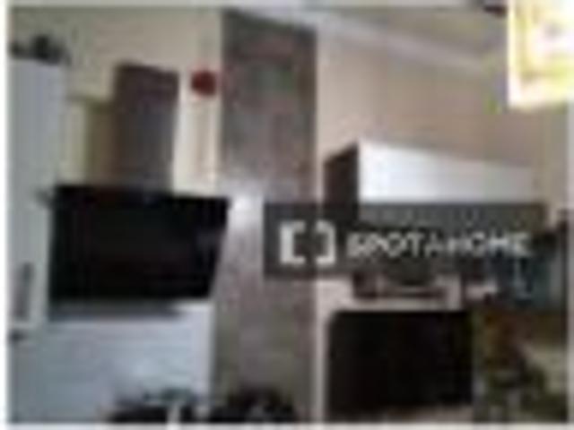 Se alquila habitación en piso compartido de 3 habitaciones en El Raval, solo profesionales