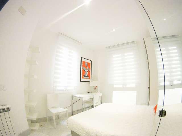Se alquila habitación en piso compartido de 3 habitaciones en Embajadores
