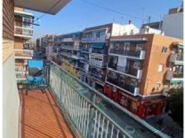 Se alquila habitación en piso compartido de 3 habitaciones en Entrevías
