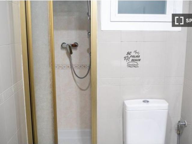 Se alquila habitación en piso compartido de 3 habitaciones en Foners, con gastos incluidos. Ideal so