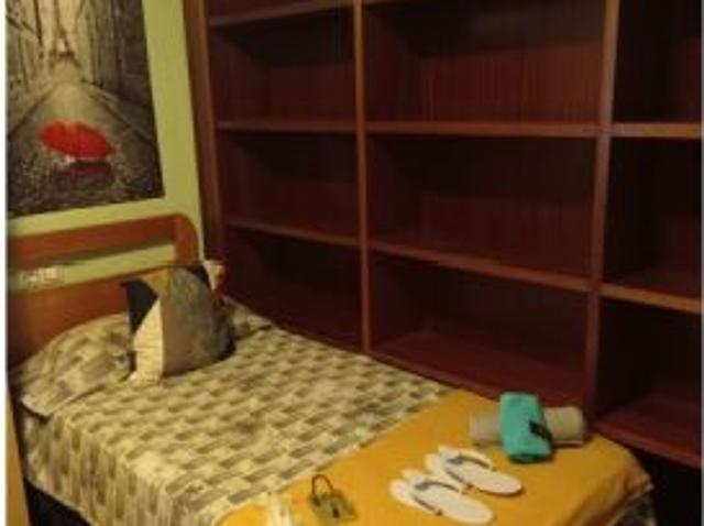 Se alquila habitación en piso compartido de 3 habitaciones en Gran Bulevar, solo para estudiantes