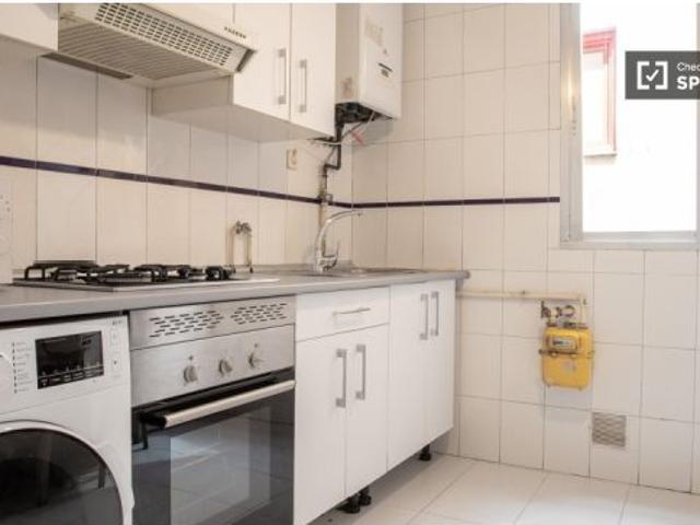 Se alquila habitación en piso compartido de 3 habitaciones en Justicia, gastos incluidos