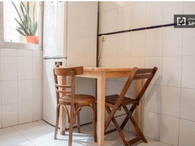 Se alquila habitación en piso compartido de 3 habitaciones en Justicia, gastos incluidos