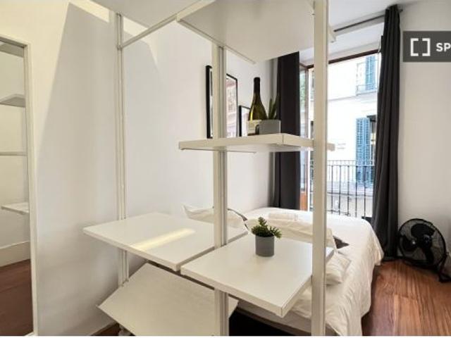 Se alquila habitación en piso compartido de 3 habitaciones en Justicia, solo profesionales y estudia
