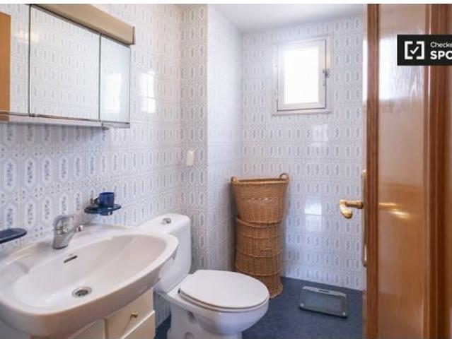 Se alquila habitación en piso compartido de 3 habitaciones en La Malva Rosa, todos los gastos inclui