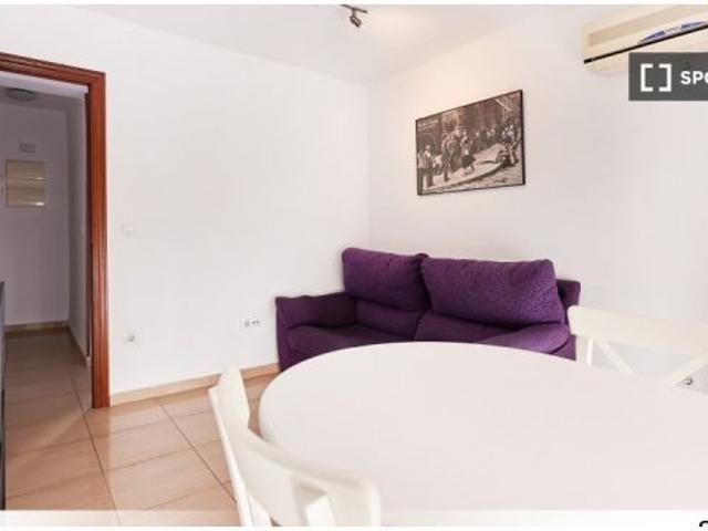 Se alquila habitación en piso compartido de 3 habitaciones en Los Remedios, solo profesionales