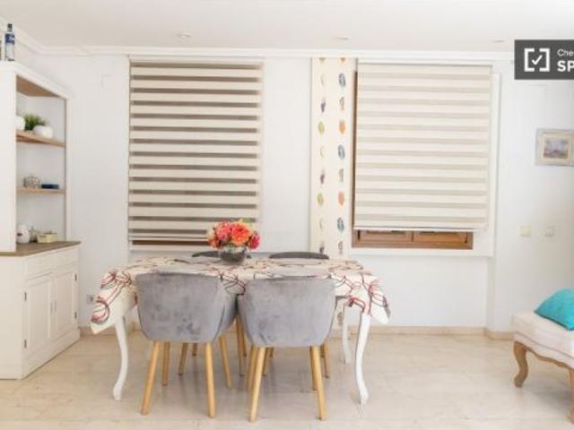Se alquila habitación en piso compartido de 3 habitaciones en Palacio, todos los gastos incluidos