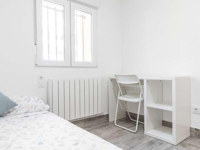 Se alquila habitación en piso compartido de 3 habitaciones en Pilar, Madrid