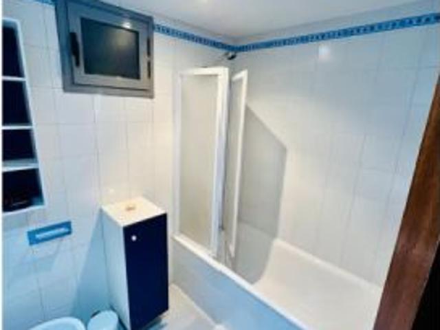 Se alquila habitación en piso compartido de 3 habitaciones en San Fermín, los inquilinos deben ser p