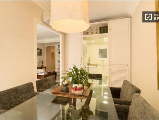 Se alquila habitación en piso compartido de 3 habitaciones en Sant Gervasi Galvany, gastos incluidos