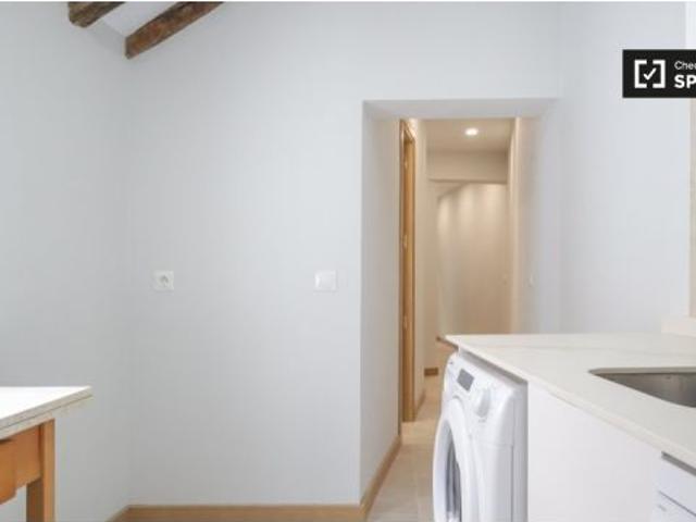 Se alquila habitación en piso compartido de 3 habitaciones en Sol, todos los gastos incluidos
