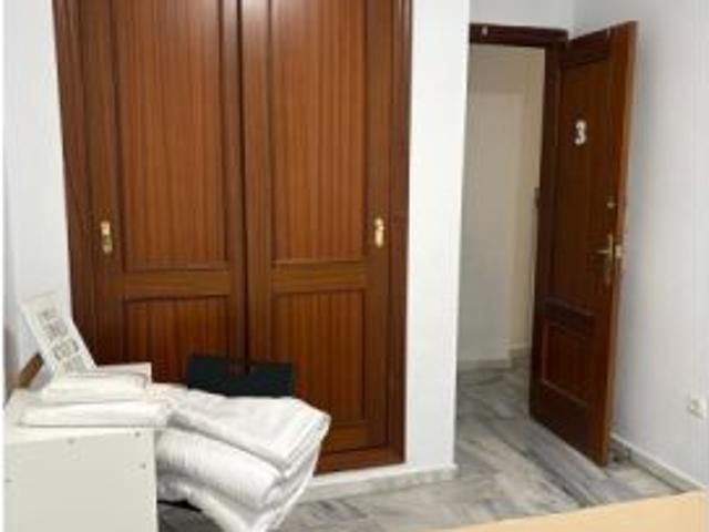 Se alquila habitación en piso compartido de 3 habitaciones en Triana