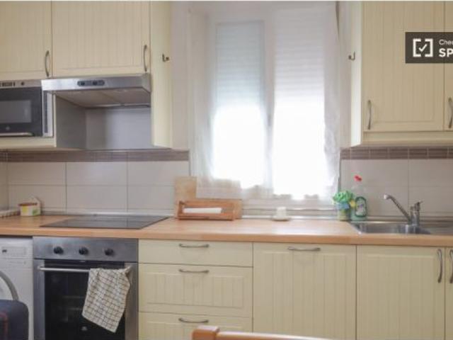 Se alquila habitación en piso compartido de 3 habitaciones en Vallehermoso, solo profesionales y est