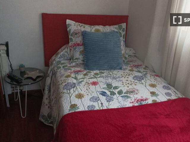 Se alquila habitación en piso compartido de 3 habitaciones en Vigo
