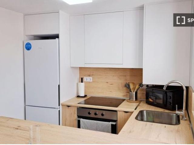 Se alquila habitación en piso compartido de 3 habitaciones en Zaragoza, perfecta para mujeres