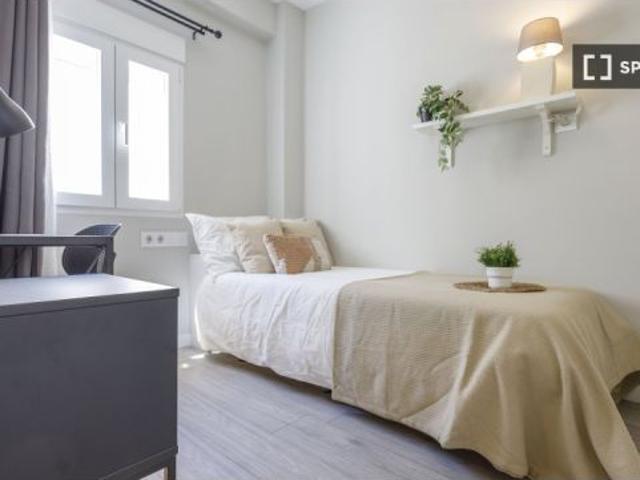 Se alquila habitación en piso compartido de 4 habitaciones en Mestalla