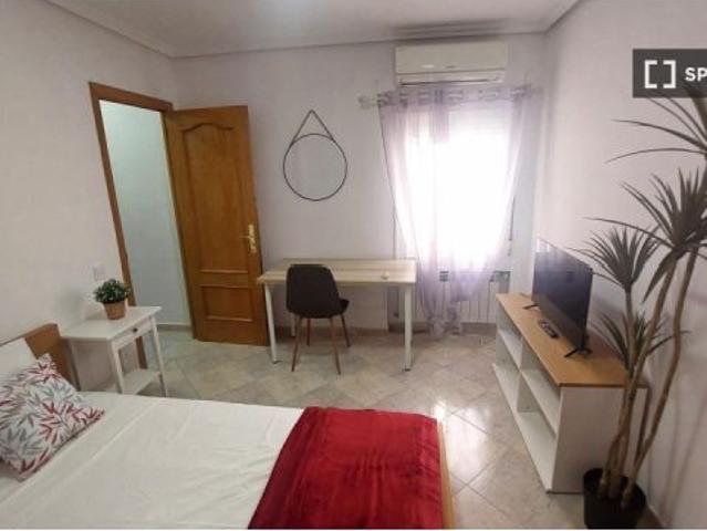 Se alquila habitación en piso compartido de 4 habitaciones en Numancia, gastos incluidos