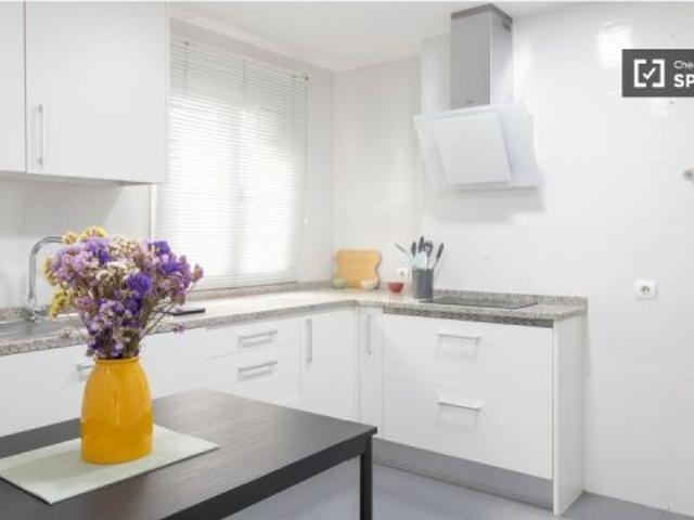 Se alquila habitación en piso compartido de 4 habitaciones en Numancia, solo chicas y profesionales