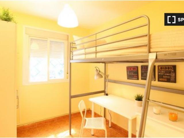 Se alquila habitación en piso compartido de 4 habitaciones en Opañel