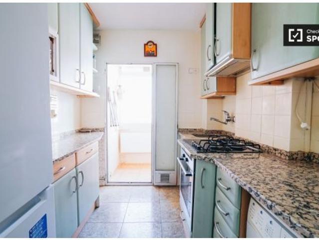 Se alquila habitación en piso compartido de 4 habitaciones en Opañel, perfecta para chicas