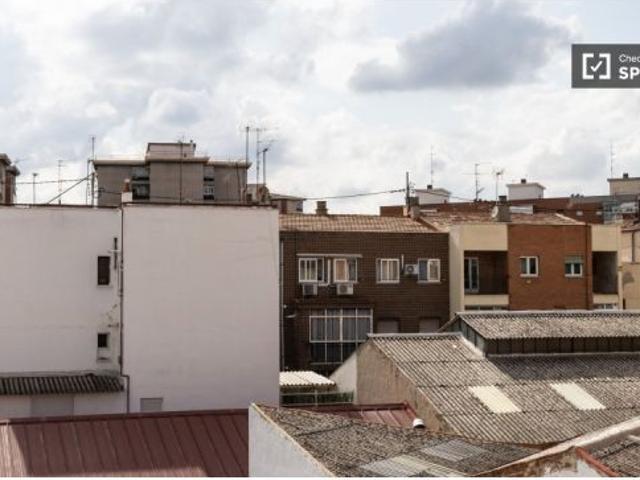 Se alquila habitación en piso compartido de 4 habitaciones en Opañel, perfecta para chicas