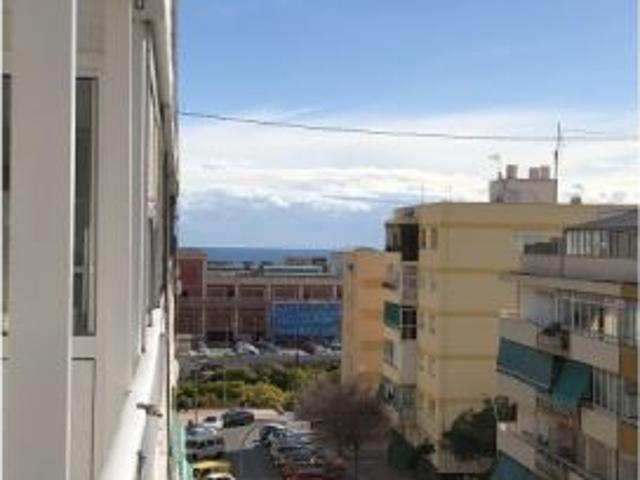 Se alquila habitación en piso compartido de 4 habitaciones en Alicante, solo chicas y profesionales