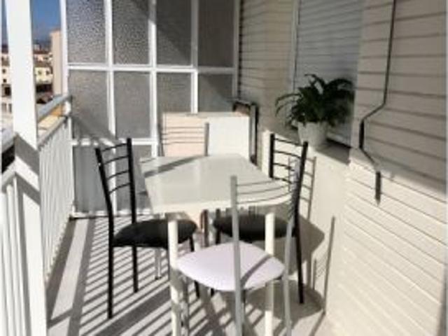 Se alquila habitación en piso compartido de 4 habitaciones en Alicante, solo chicas y profesionales