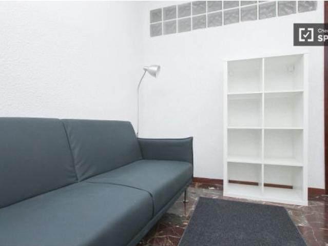 Se alquila habitación en piso compartido de 4 habitaciones en Camino de Ronda, perfecta para profesi
