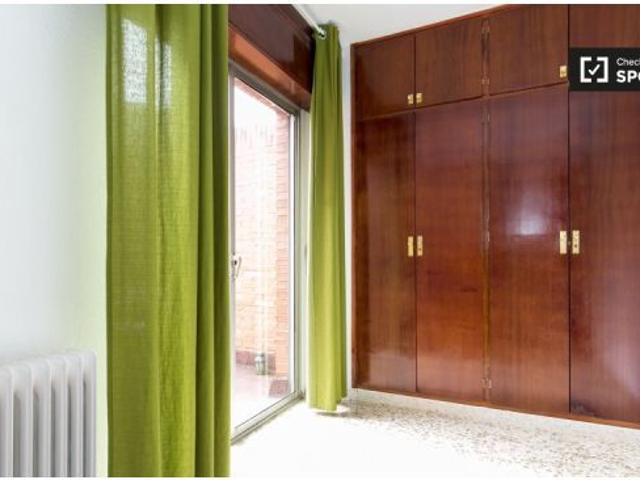 Se alquila habitación en piso compartido de 4 habitaciones en Camino de Ronda, perfecta para profesi