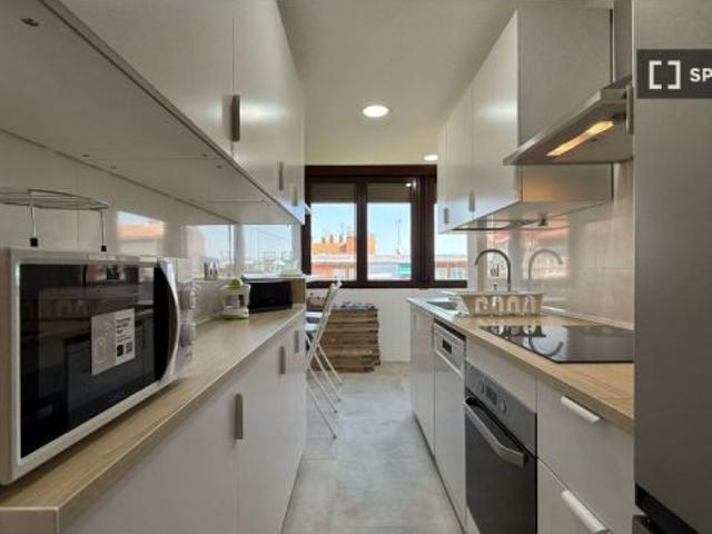 Se alquila habitación en piso compartido de 4 habitaciones en Casco Histórico de Barajas