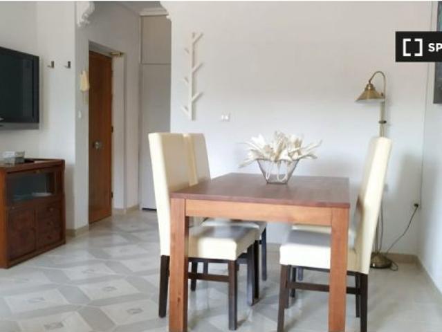Se alquila habitación en piso compartido de 4 habitaciones en Casería de Montijo, Granada, solo chic
