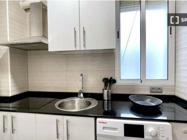 Se alquila habitación en piso compartido de 4 habitaciones en Castellana, todos los gastos incluidos