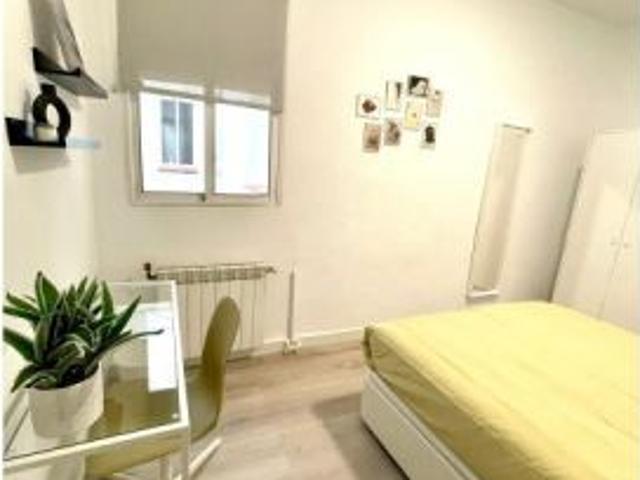 Se alquila habitación en piso compartido de 4 habitaciones en Castellana, todos los gastos incluidos