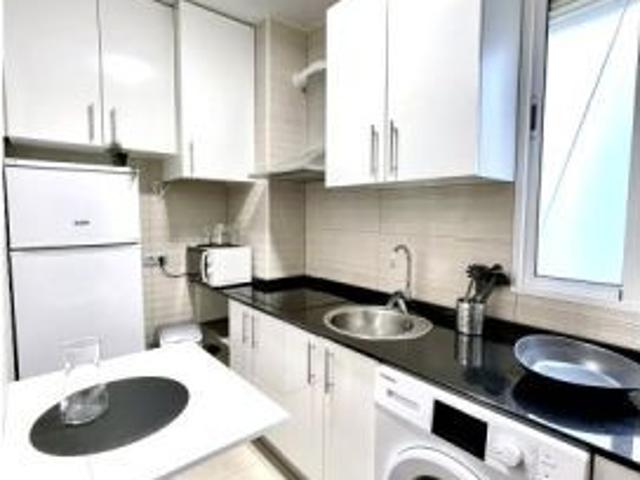 Se alquila habitación en piso compartido de 4 habitaciones en Castellana, todos los gastos incluidos