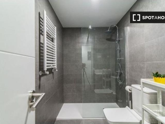 Se alquila habitación en piso compartido de 4 habitaciones en Chopera, se admiten profesionales y es