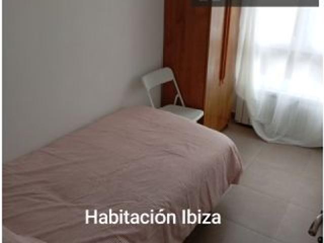 Se alquila habitación en piso compartido de 4 habitaciones en Delicias Canterac
