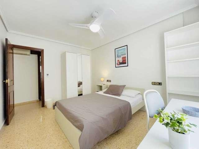 Se alquila habitación en piso compartido de 4 habitaciones en El Grau