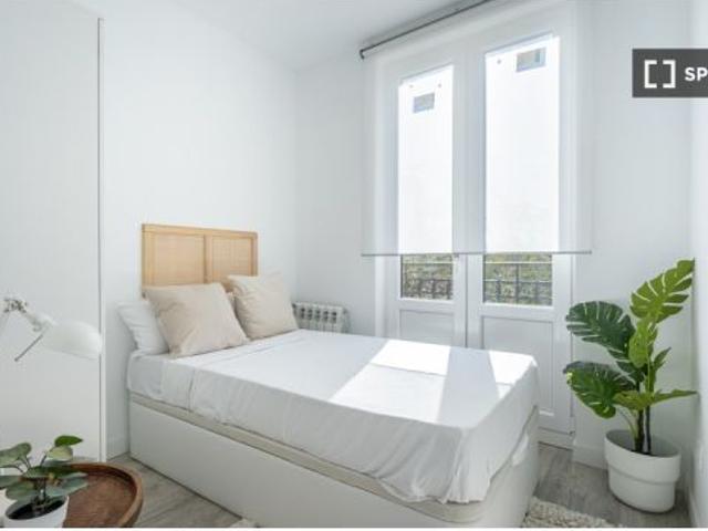 Se alquila habitación en piso compartido de 4 habitaciones en Embajadores, solo chicos