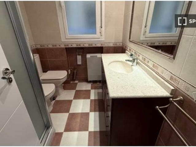 Se alquila habitación en piso compartido de 4 habitaciones en Gaztambide, gastos incluidos