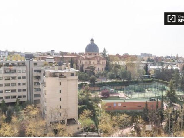 Se alquila habitación en piso compartido de 4 habitaciones en Hispanoamérica, gastos incluidos
