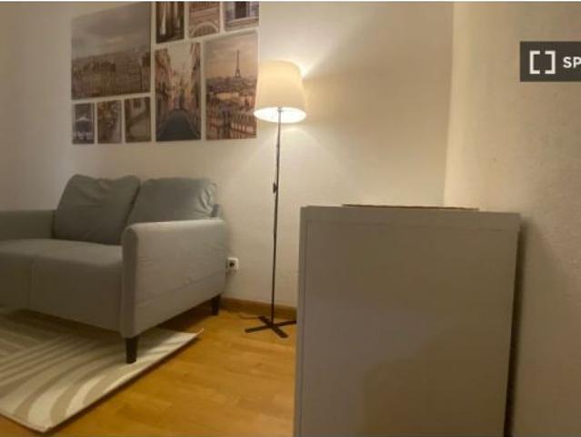Se alquila habitación en piso compartido de 4 habitaciones en Hispanoamérica, profesionales y estudi