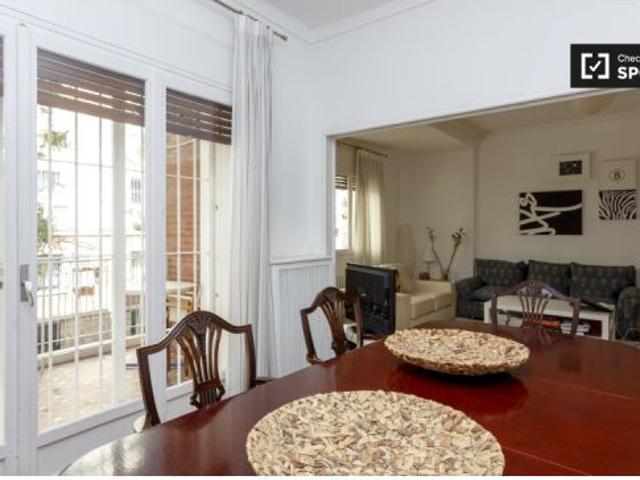 Se alquila habitación en piso compartido de 4 habitaciones en Hispanoamérica, solo chicas, solo estu