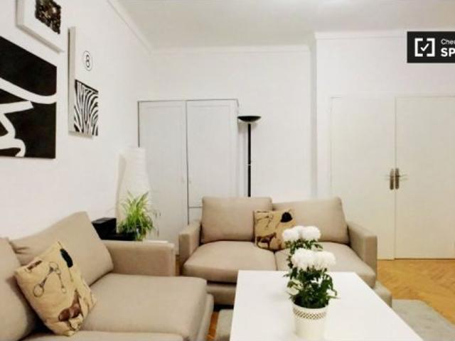 Se alquila habitación en piso compartido de 4 habitaciones en Hispanoamérica, solo chicas, solo estu